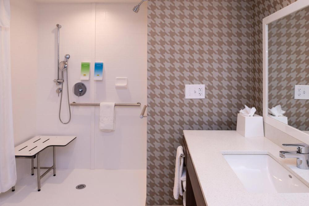 King Suite - Mobility and Hearing Access/Non-Smoking interior